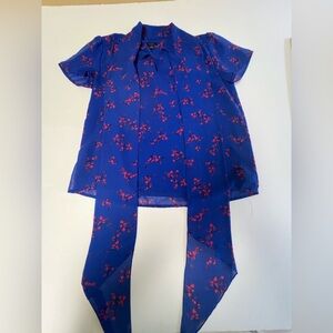 ANN TAYLOR VIBRANT BLUE W/RED FLORAL DESIGNS SHORT SLEEVE POLYESTER TOP
SIZE XS